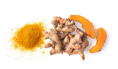 Beyaz arkaplanda zerdeçal izole edilmiş. en üstteki görünüm