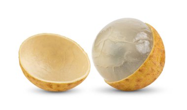 Beyaz arka planda izole edilmiş taze Longan. tam alan derinliği