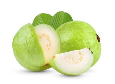 Beyaz zemin üzerinde yaprak izole Guava meyvesi tam derinlik alan