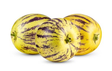 Pepino kavunları beyaz bir arkaplanda izole edilmiş tam derinlikte