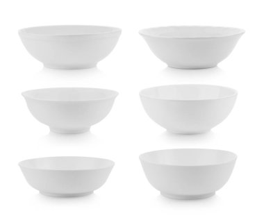 Beyaz arkaplanda boş beyaz kase seti