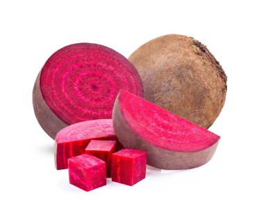 Pancar dilimleri beyaz arkaplanda izole edilmiş.