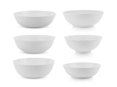 Beyaz arkaplanda boş beyaz kase seti