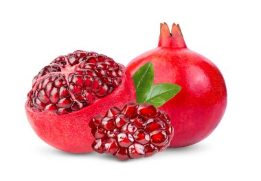 Beyaz arka planda yaprak izole edilmiş nar. tam alan derinliği