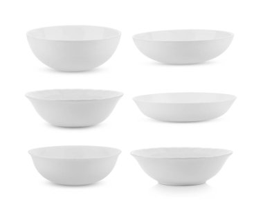 Beyaz arka planda izole edilmiş beyaz kase seti