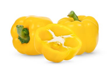 Sarı biberler beyaz arka planda izole edildi.