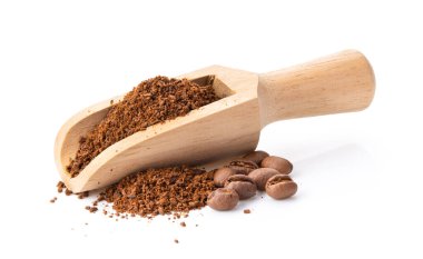 Beyaz arka planda izole edilmiş odun kepçesindeki kahve tozu 