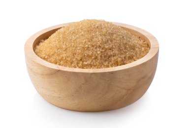 Kahverengi şeker beyaz arka planda tahta kasede