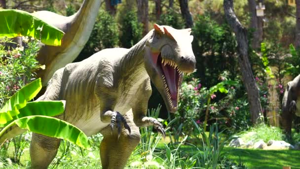 公園のティラノサウルスモデルです — ストック動画