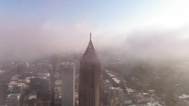 Riprese Aeree Nuvole Che Circondano Grattacielo — Video Stock