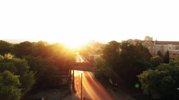 日光下城市街道交通的航拍 — 图库视频影像