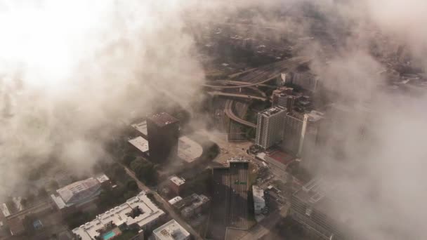 Σύννεφα Κινούνται Μέσα Και Πάνω Από Την Πόλη Βίντεο Κλιπ