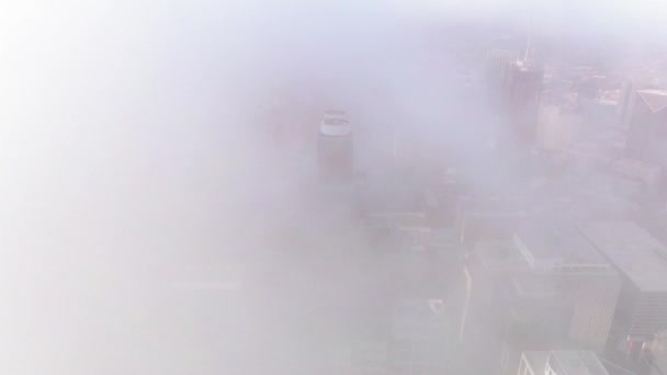 Nuvens Baixas Cima Dos Edifícios — Vídeo de Stock