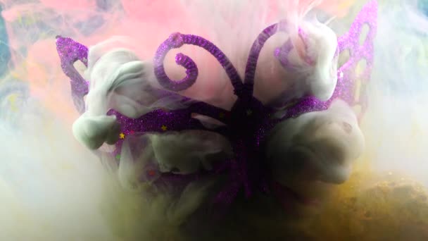 背景に煙のついた紫色のマスク — ストック動画