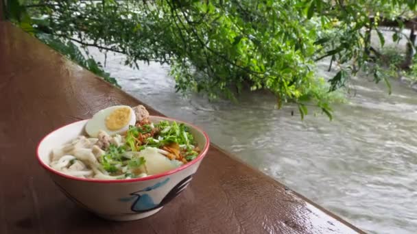 Uma Tigela Sopa Macarrão Dia Chuvoso — Vídeo de Stock