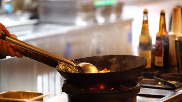 Cocinero Usando Wok — Vídeo de stock