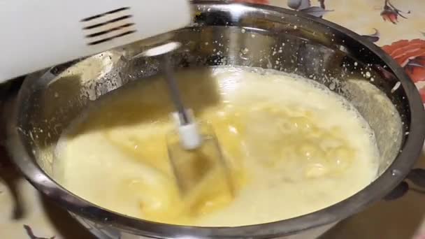 Eier Auf Einem Mixer Schlagen — Stockvideo