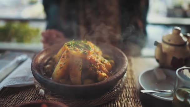 Cerca Imágenes Plato Caliente Una Olla Barro — Vídeo de stock