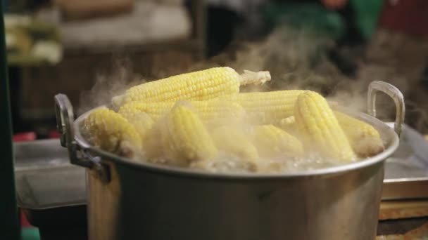 在沸水中烹调玉米芯 — 图库视频影像