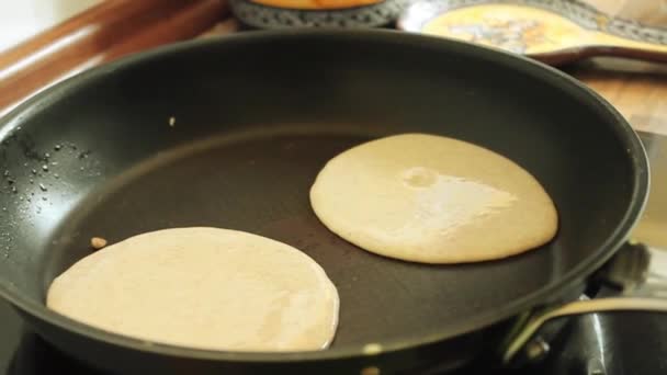 Приготовление Блинов Завтрак — стоковое видео