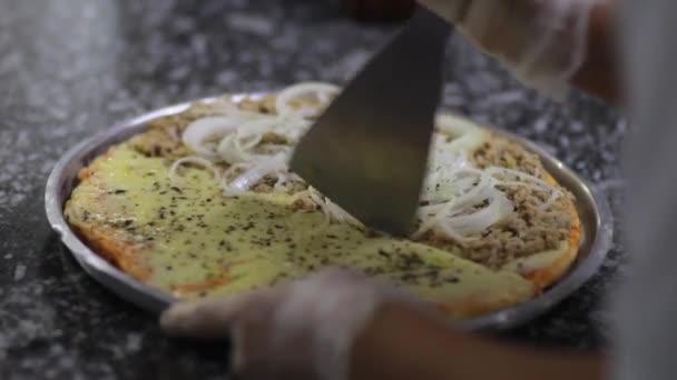 Pessoa Que Corta Uma Pizza — Vídeo de Stock