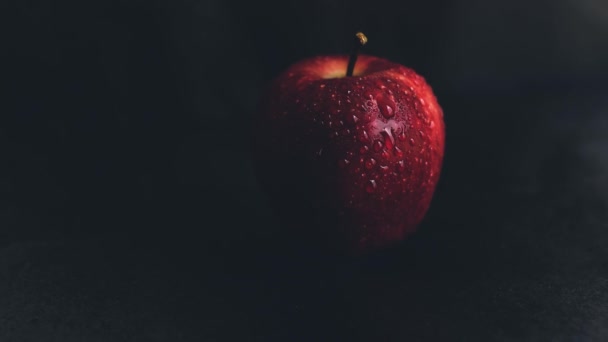 Rode Appel Met Waterdruppeltjes — Stockvideo