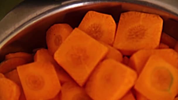 Нарезанная Морковь Миске — стоковое видео