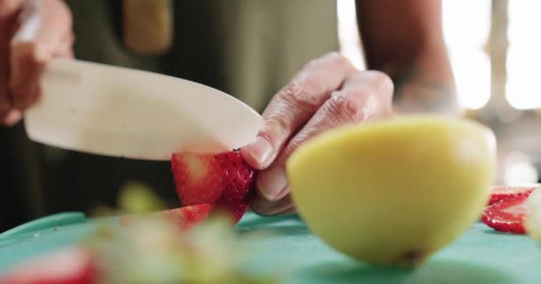 Aardbeienfruit Stukjes Snijden — Stockvideo