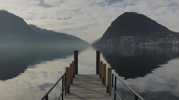 Calçadão Num Lago — Vídeo de Stock