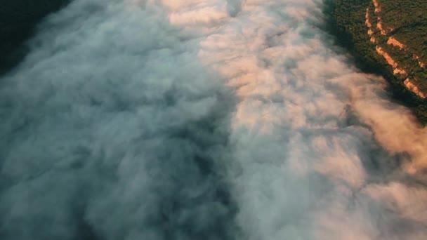 覆盖湖面浓雾的航拍镜头 — 图库视频影像
