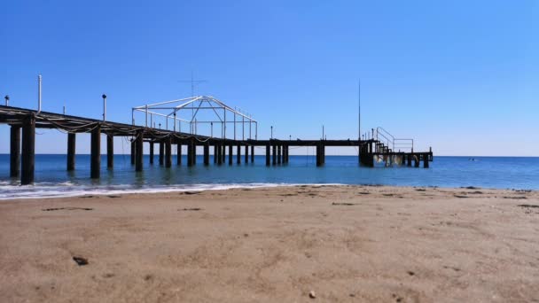 Playa Con Pasarela Madera — Vídeos de Stock