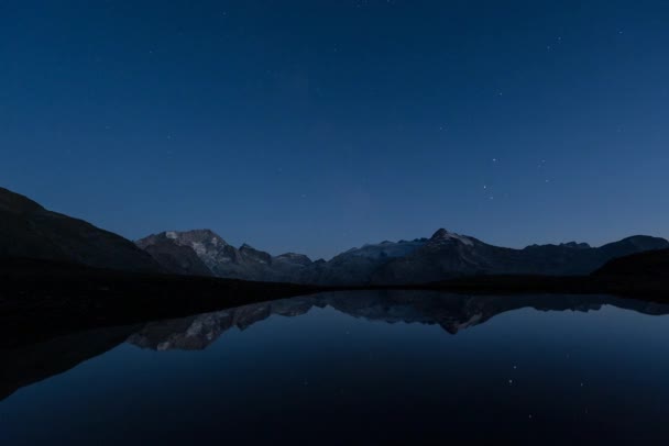 湖に反射する夜空の美しいタイムラプス — ストック動画