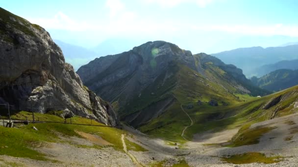Schöne Aussicht Auf Felsige Berge Mit Grasland — Stockvideo