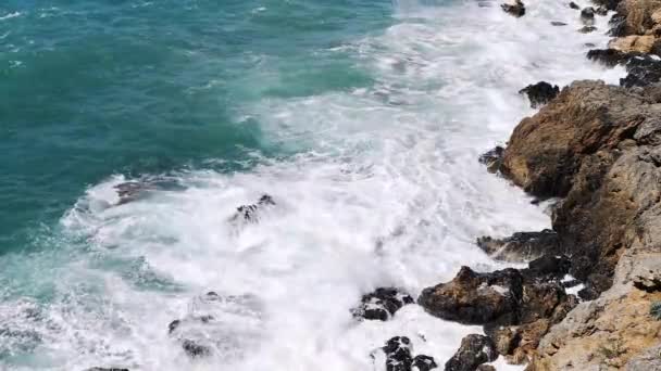 Большие Волны Разбивающиеся Камни — стоковое видео
