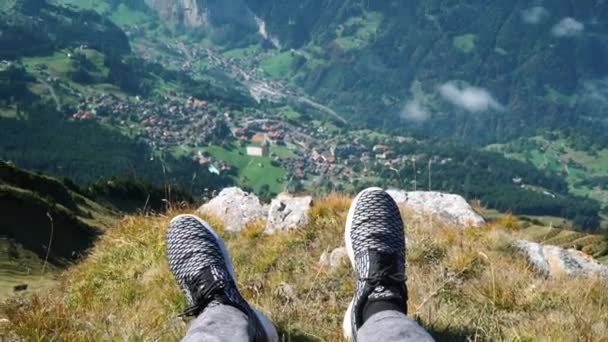 Pessoa Penhasco Com Vista Para Montanhas — Vídeo de Stock