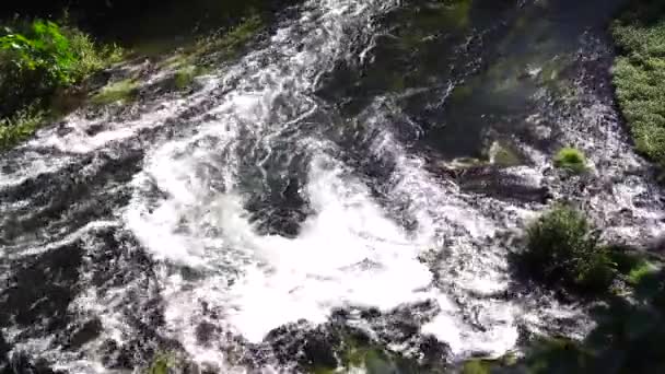 Río Que Fluye Pesadamente Través Rocas — Vídeos de Stock