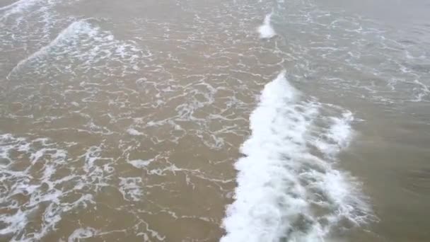 Serie Von Wellen Die Die Küste Küssen — Stockvideo