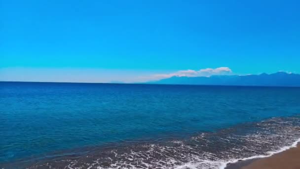 Ondas Suaves Quebrando Praia Arenosa — Vídeo de Stock