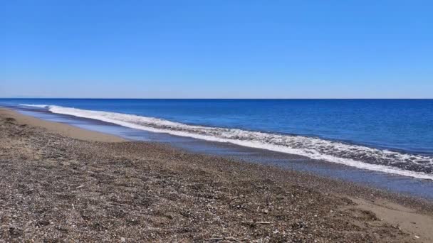 Які Хвилі Ламаються Піщаному Березі — стокове відео