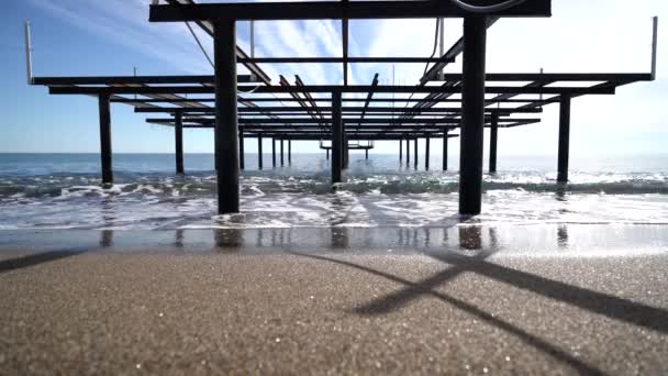 Estructura Acero Una Playa — Vídeo de stock