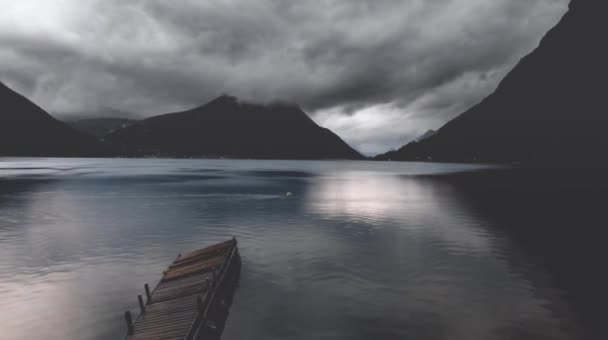 Secuencias Lapso Tiempo Nubes Sobre Lago Montañas — Vídeo de stock