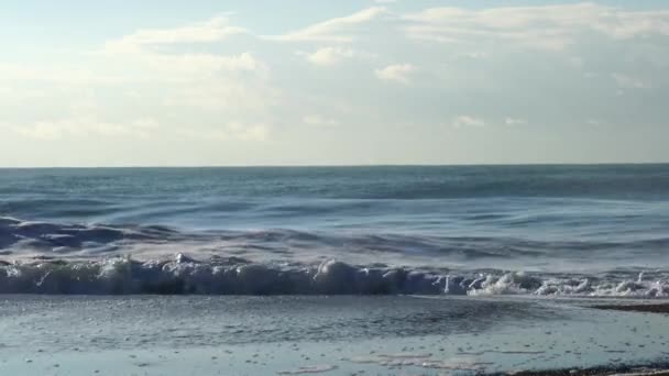 Blick Auf Strand Mit Riesigen Wellen — Stockvideo
