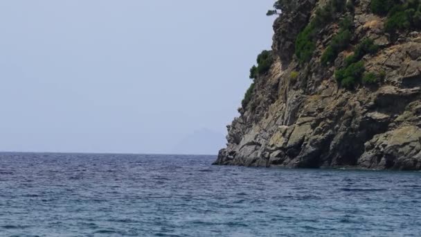 Utsikt Över Havet Och Klippiga Berg — Stockvideo