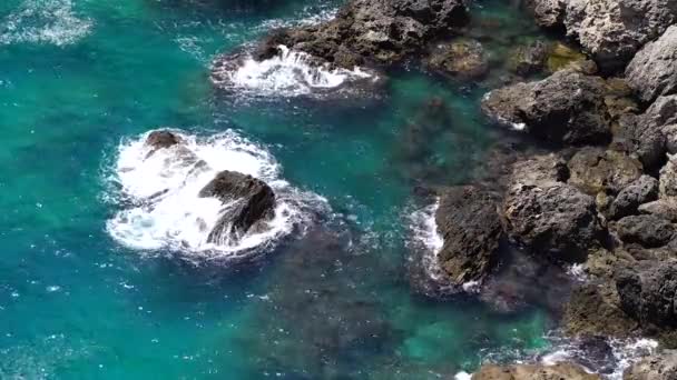 Хвилі Розбиваються Скельних Утвореннях — стокове відео