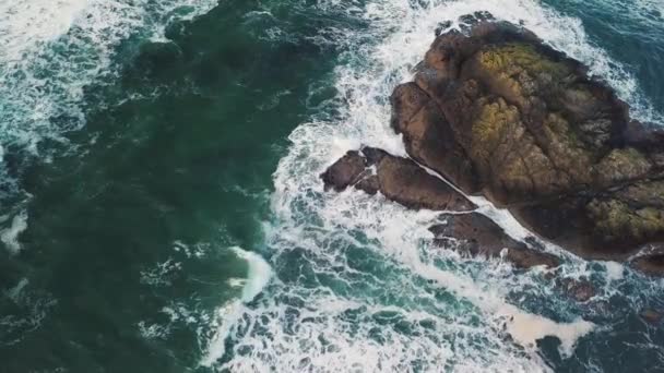 海浪冲撞着一个大岩层 — 图库视频影像