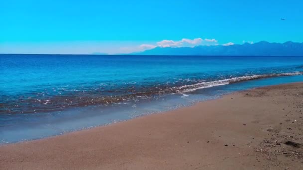 海岸にキスをする海の波 — ストック動画