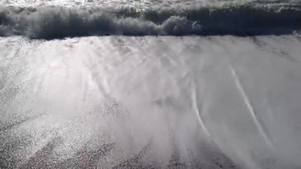 波が岸に押し寄せ — ストック動画