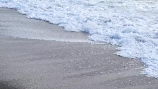 Vågor Rusar Till Stranden — Stockvideo