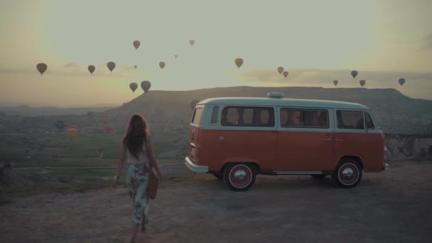 Una Vista Globos Aire Caliente Aire Mujer Montando Vehículo — Vídeo de stock