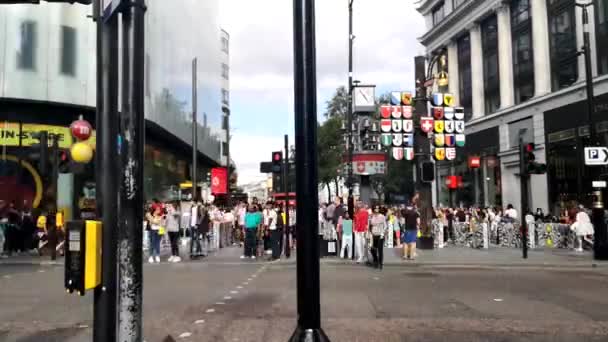 Gente Caminando Cruzando Calle — Vídeo de stock